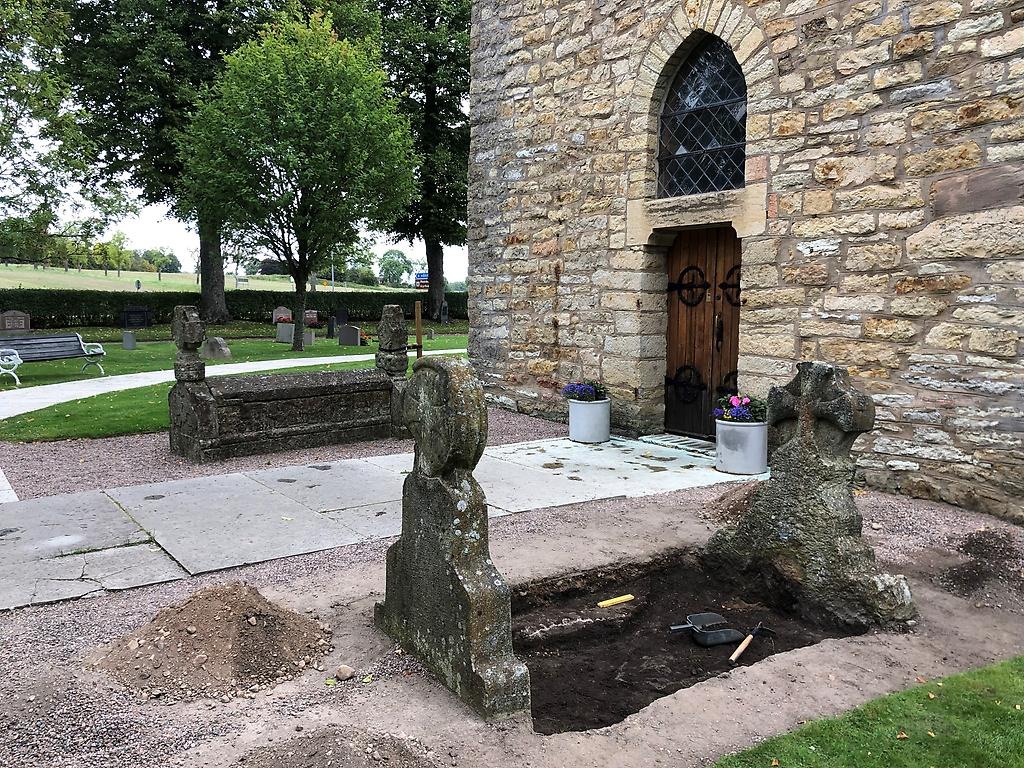 Grav med bortplockad lockhäll.