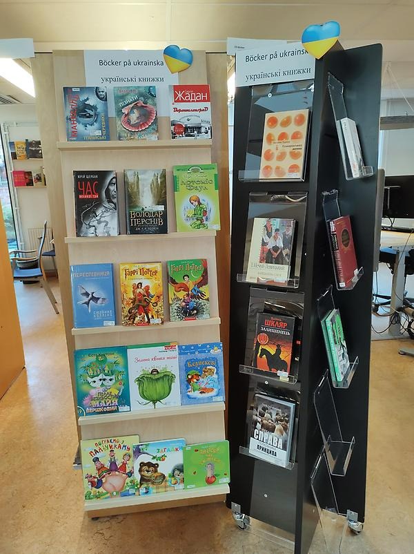 Två bokhyllor med uppställda böcker.