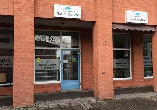 Bilden är tagen utanför Går'n och visar de stora fönstren och tegelfasaden.