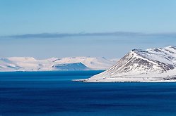 Snöklädda berg och hav