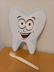 Bild på en glad "tand" och en tandborste.