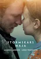 Filmaffisch från Stormskärs Maja. Visar en närbild på ansiktena av en man och en kvinna som står utomhus med pannorna tätt ihop.