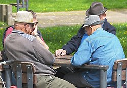 Äldre män sittandes runt ett bord